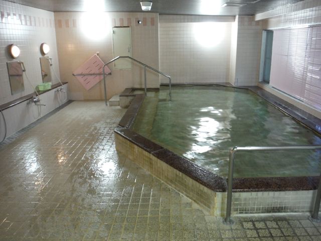 ゆったりした浴室 浴室 広々とした清潔な浴室で、手すり付きで安心してご利用いただけます。リラックスした時間を過ごせる環境が整っています。