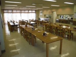 食堂のテーブルと椅子