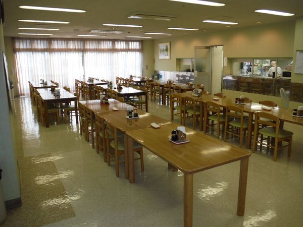 食堂のテーブルと椅子