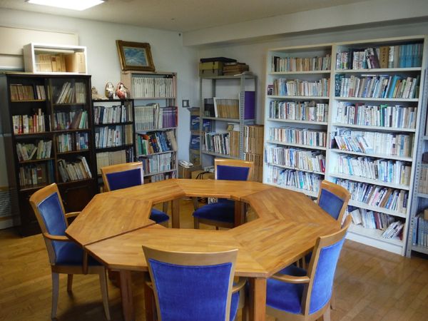 図書が並ぶ快適な空間