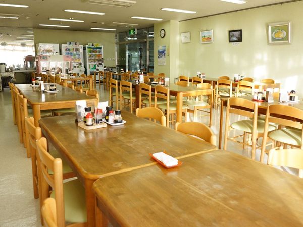 温かみの木製ダイニング