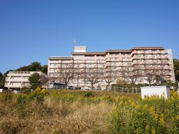 青空背景の建物外観