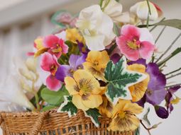 カラフルな造花のバスケット