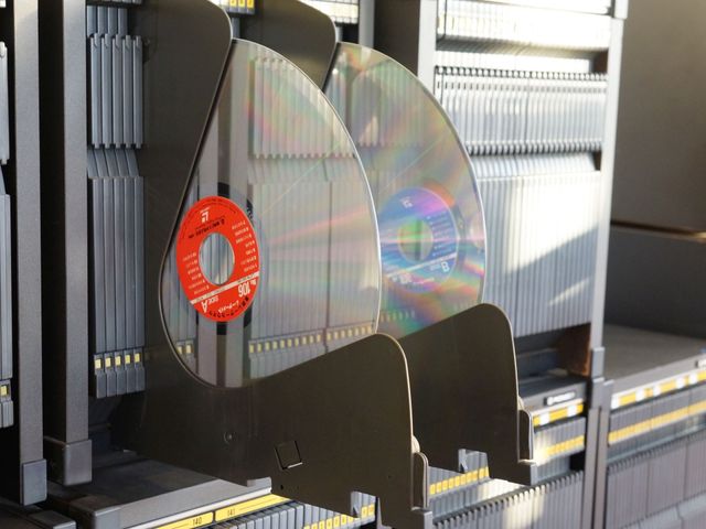 カラフルなデータ記録メディア カラオケ設備 最新技術を取り入れた作業環境で、効率的に情報管理が行えます。快適な職場での就労をお考えの方に最適な設備が整っています。