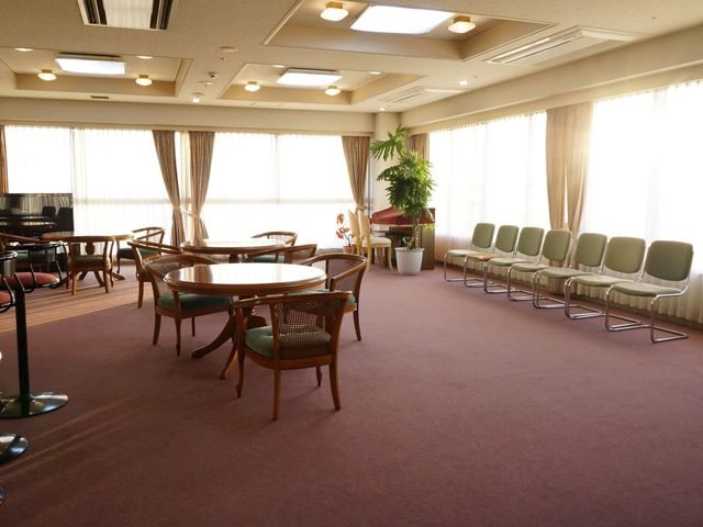広々とした明るいラウンジ 談話室 ナチュラルな色合いの家具が配置されたラウンジです。ゆったりとした時間を過ごせる空間が広がっています。