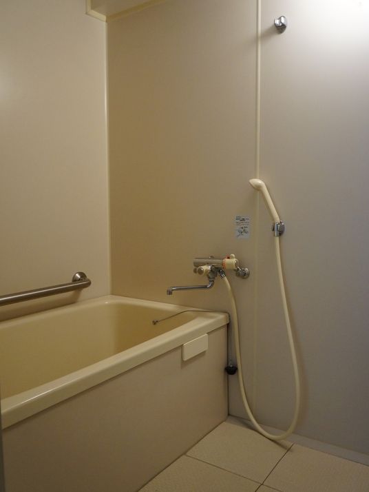 バリアフリー設計の浴室