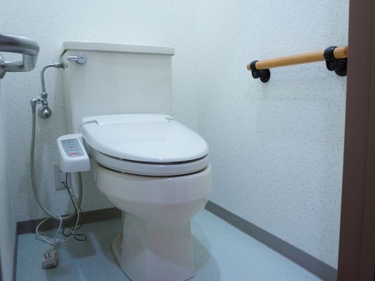 手すり付きの快適トイレ