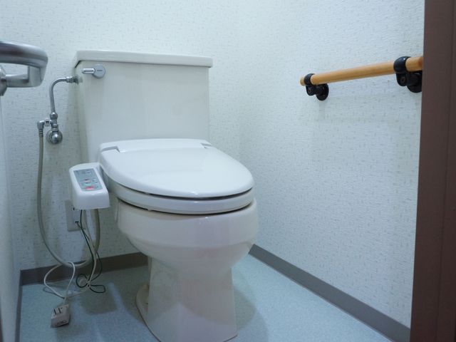 手すり付きの快適トイレ トイレ 安全に配慮されたトイレには、サポート用の手すりが設置され、どなたでも安心してご利用いただけます。