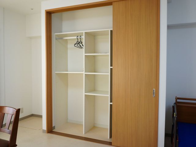 開放感のある居室のクローゼット 収納 ゆとりを感じる居室は、整理整頓しやすい広々とした収納スペースを備えており、居心地の良い環境が提供されています。