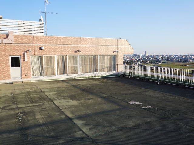 広々とした屋上スペース 屋上 開放的な屋上テラスからは、市街地の景色が一望でき、心地よい風を感じながら過ごせます。