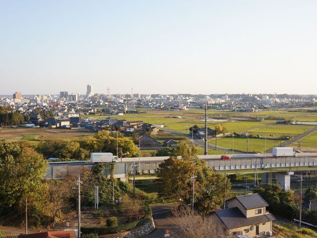 広がる町並みと緑の景色 立地 開放感のあふれる景観を望む中庭です。心地よい自然に囲まれた環境で、穏やかな時間をお過ごしいただけます。