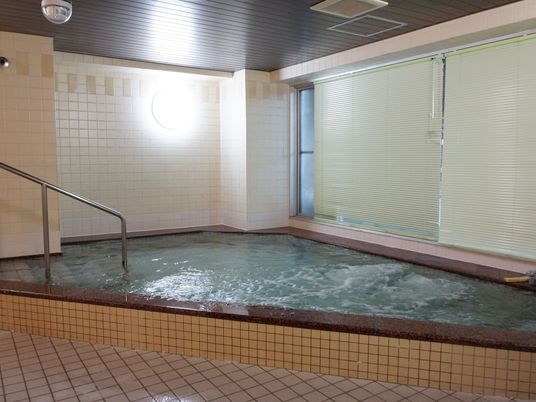 広々とした明るい浴室