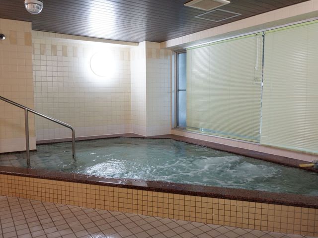 広々とした明るい浴室 浴室 ゆったりとした空間の温水プールで、心地よい水中ウォーキングやリハビリを行えます。明るく清潔感のある環境が整っています。