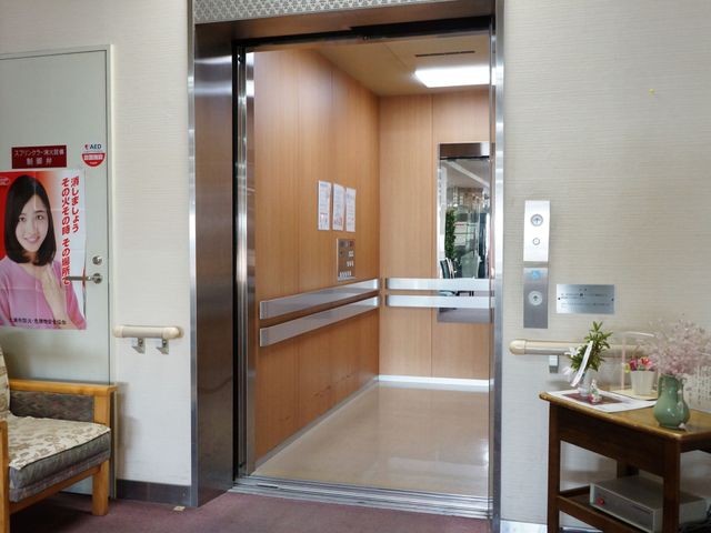 エレベーター付きエントランス エレベーター 明るく清潔感のあるエントランスです。重厚感のあるエレベーターが、スタッフと訪問者へ快適な移動を提供しています。