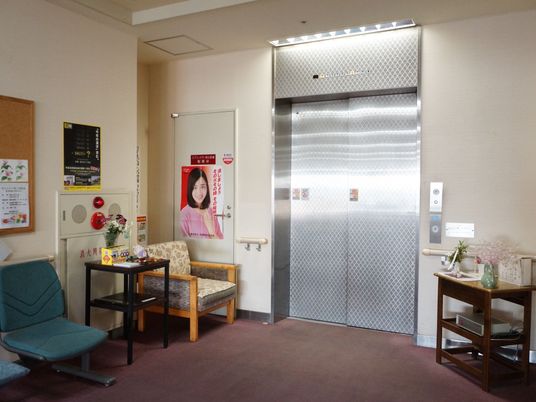 待合室のエレベーターホール