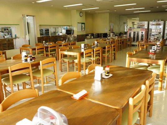広々とした明るい食堂