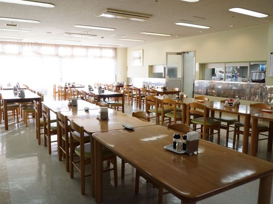 明るい広々とした食堂