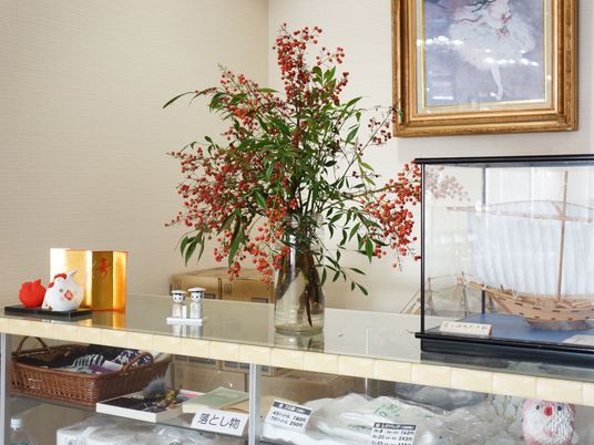 紅葉と飾りのあるロビー