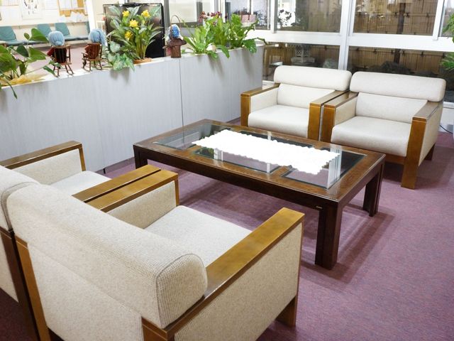 落ち着いた雰囲気の休憩室 談話室 ゆったりと配置された椅子とソファがあり、温かみのある空間のラウンジです。心地よいくつろぎの時間を過ごすことができます。