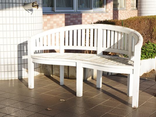 白い木製ベンチの中庭