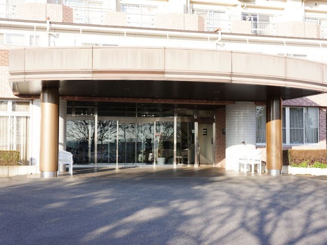 エントランスの日差し 玄関 ゆったりとした開放感あるエントランスです。明るくて清潔感があり、訪れる方を温かく迎え入れます。