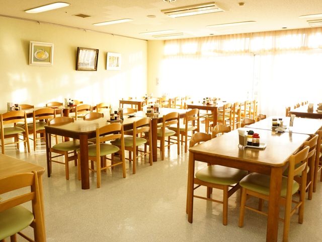 暖かい光の食堂空間 食堂 窓から差し込む光が心地よい食堂です。おいしい食事を提供し、利用者の方々が交流を楽しむ場となっています。