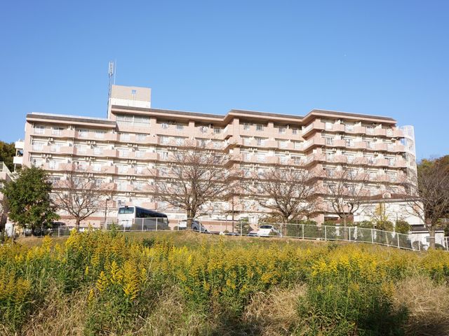 多層建築の外観 外観 広々とした外観の建物です。自然豊かな立地で、新たな職場として魅力的な環境が広がっています。