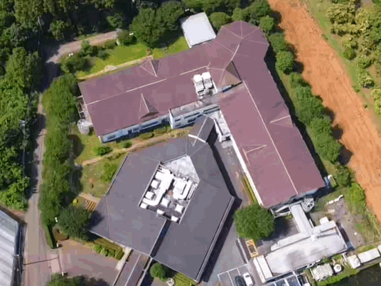 上空から見た建物外観  