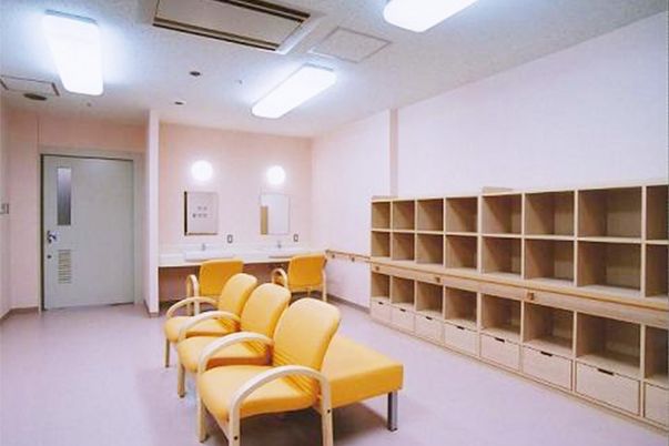 明るい室内と椅子の部屋