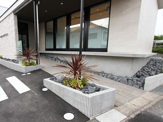植栽のある建物外観  