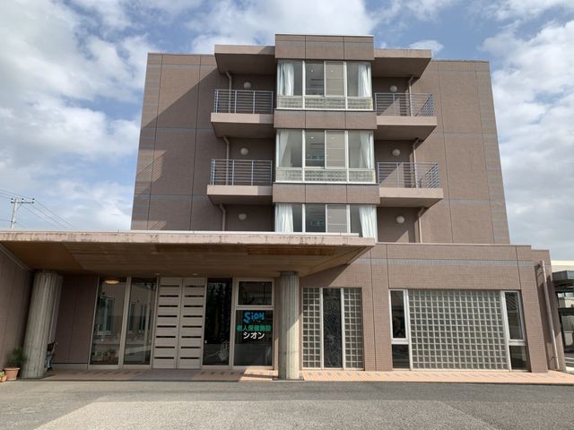 立派な建物の外観 外観 モダンで整然とした建物は、快適な空間を提供します。天候に影響されず、安全で便利な環境です。