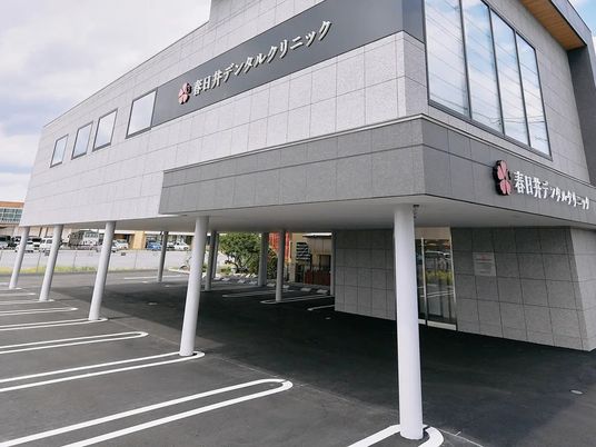 建物外観と駐車場の外観  