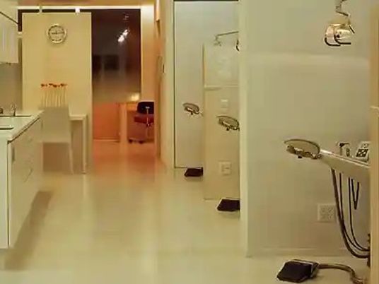 洗面台が並ぶ廊下  