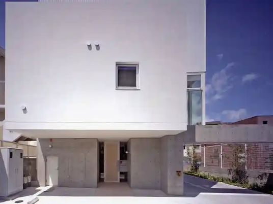 白い外壁の建物外観  