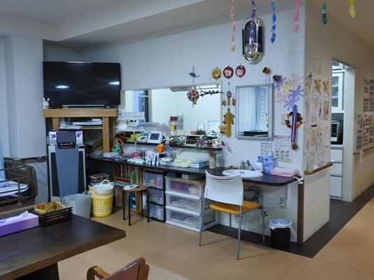 明るい共有スペースの食堂  