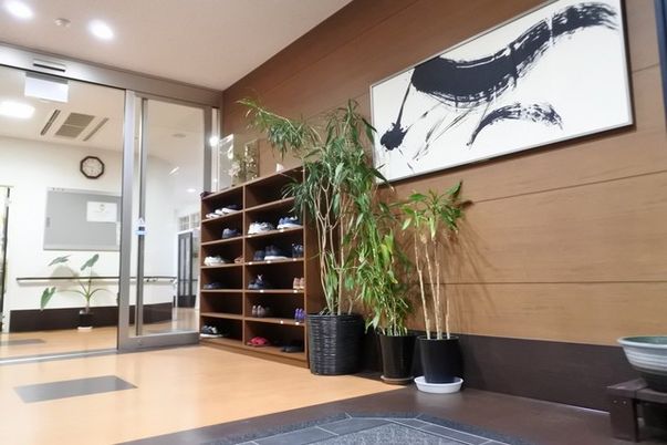 植物が飾られた廊下
