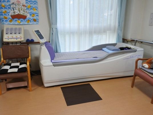 機能訓練室の昇降ベッド  