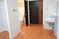 白い洗面台とドアの居室