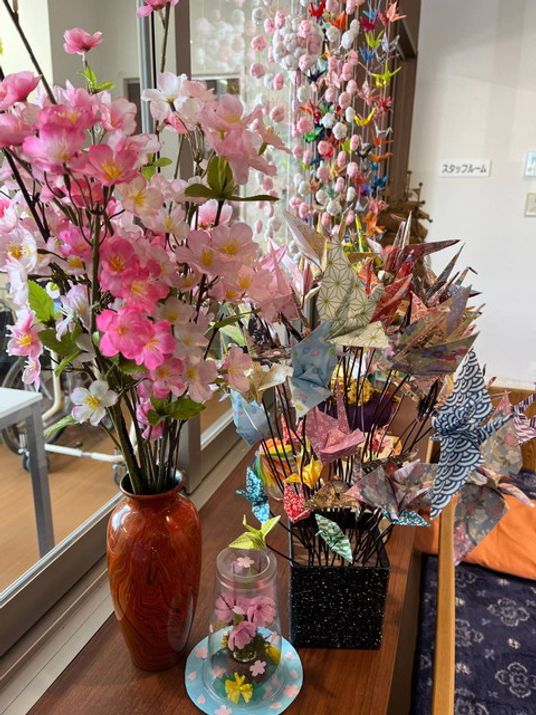 折り紙飾りと花瓶のある部屋