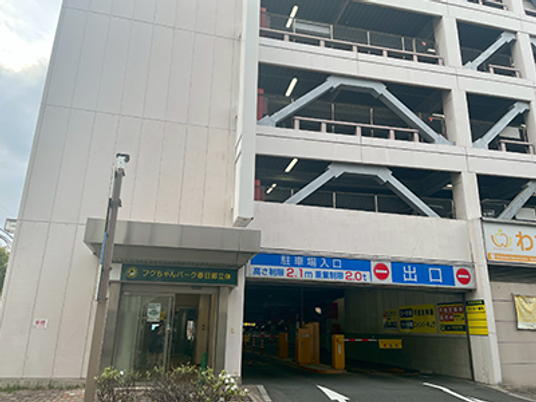 駐車場入口のある建物外観  