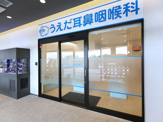 明るい受付前の出入口  