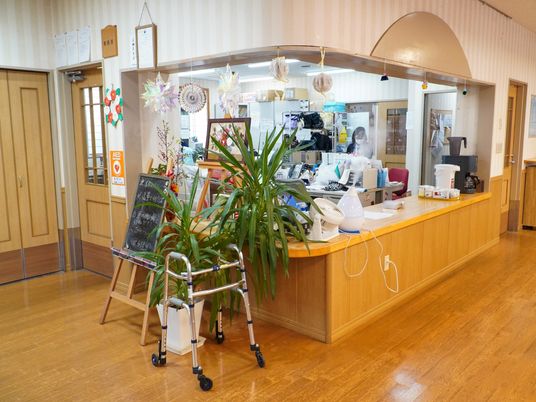 フロントカウンターと観葉植物