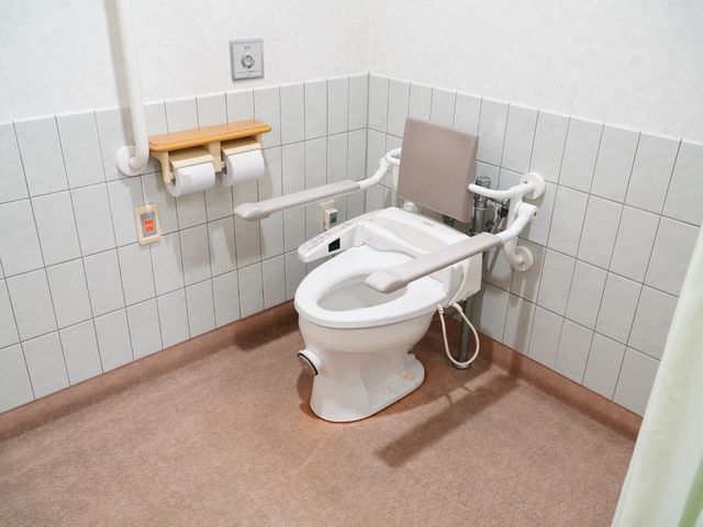 バリアフリー対応のトイレ トイレ サポートバー付きで、安心してご利用いただける配慮がされた空間です。清潔感のある照明で、快適な環境が整っています。