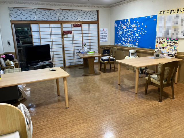 居心地の良い共有スペース リビング 広々とした共有リビングでは、テレビを見たり、食事をしたりと様々な用途でご利用いただけます。明るく開放的な雰囲気で、快適な時間を過ごしていただけることでしょう。