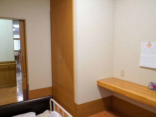 居心地の良い居室 居室 落ち着いた色合いの居室で、必要十分な収納スペースが確保されています。デスクスペースもあり、個人の時間を大切にできる環境です。