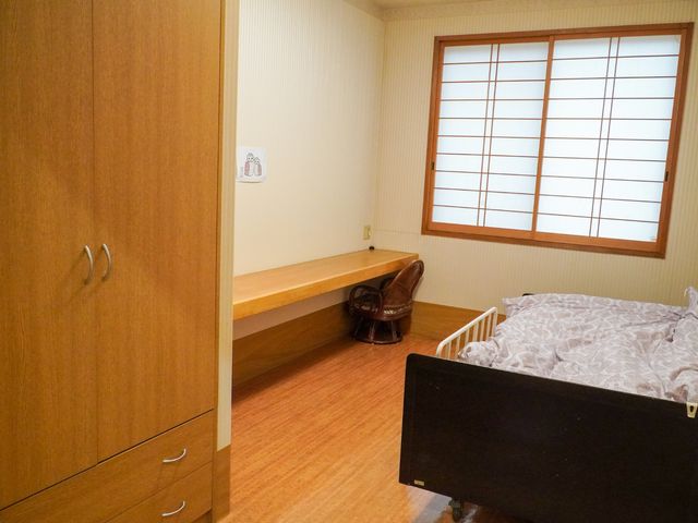 居心地の良い居室 居室 落ち着いた色合いの家具が配置された部屋で、快適な私空間を確保しており、充分な日当たりも魅力的です。