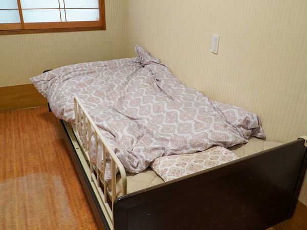 整然とした居室のベッド