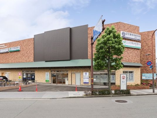明るい外観の建物  