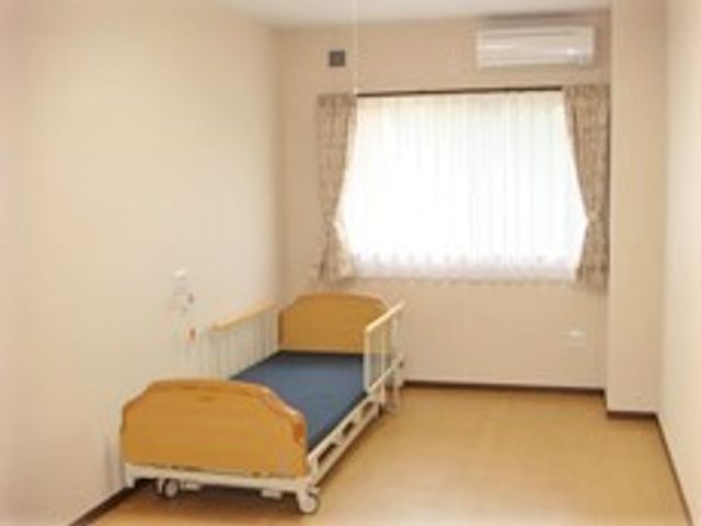 明るい個室の居室 居室 落ち着いた雰囲気の居室です。窓からは自然光が入り、快適な環境でお過ごしいただけます。