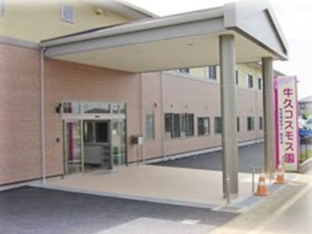 ゆったりとしたエントランス俯瞰 外観 広々とした開放感あるエントランスは、日々の出勤に明るい気持ちを与えてくれます。皆様をあたたかく迎える設えが整っています。
